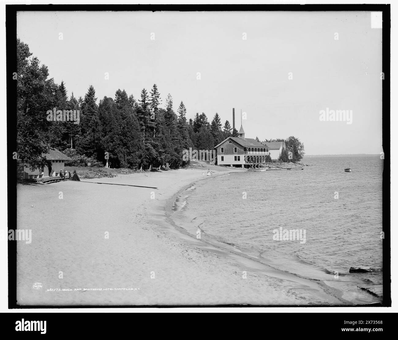 Beach and Boat House, Hotel Champlain, N.Y., '3625' sur négatif., Detroit Publishing Co. No. 062772., Gift ; State Historical Society of Colorado ; 1949, Resorts. , Plages. , Embarcadères. , États-Unis, New York (État), Bluff point. , États-Unis, Champlain, Lake. Banque D'Images