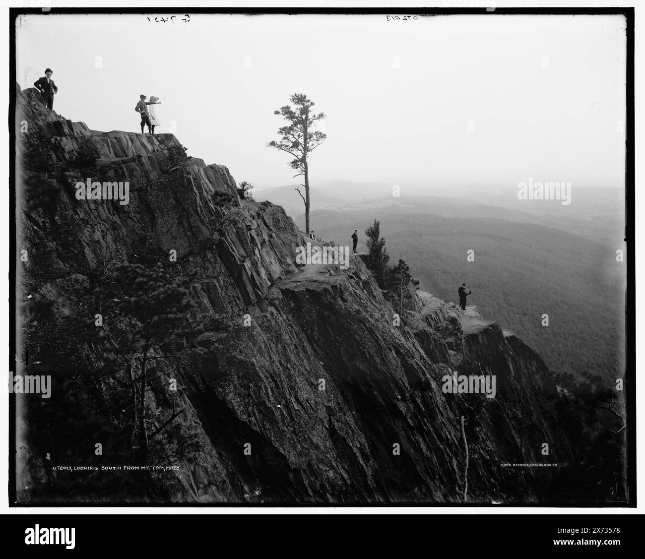 Vue vers le sud depuis le mont Tom, Mass., 'G 7401' sur négatif., Detroit Publishing Co. No. 072013., Gift ; State Historical Society of Colorado ; 1949, Cliffs. , Montagnes. , États-Unis, Massachusetts, Tom, Mount. Banque D'Images