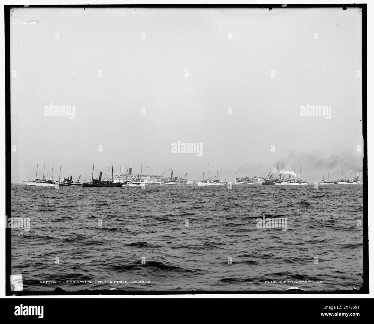 Flotte en attente de l'arrivée, '1512' sur négatif., Detroit Publishing Co. No. 021778., Gift ; State Historical Society of Colorado ; 1949, Steamboats. , Régates. , Courses de la Coupe de l'America. Banque D'Images