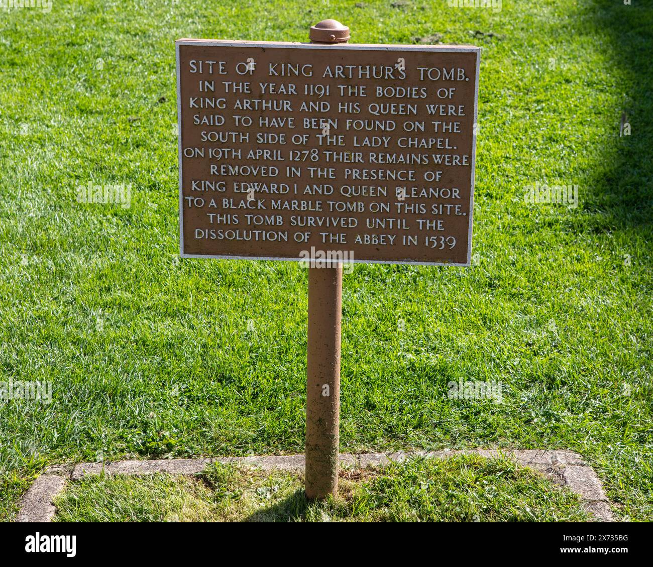 Somerset, Royaume-Uni - 14 septembre 2023 : une plaque marquant le site de la tombe du roi Arthurs dans le parc de l'abbaye historique de Glastonbury à Somerset, Royaume-Uni. Banque D'Images