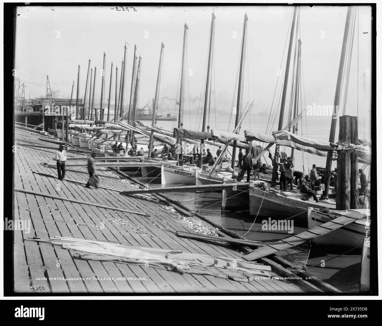 Huîtres luggers à la digue, Nouvelle-Orléans, Detroit Publishing Co. No. 05753., Gift ; State Historical Society of Colorado ; 1949, Boats. , Digues. , Industrie des mollusques et crustacés. , Huîtres. , États-Unis, Louisiane, Nouvelle-Orléans. Banque D'Images