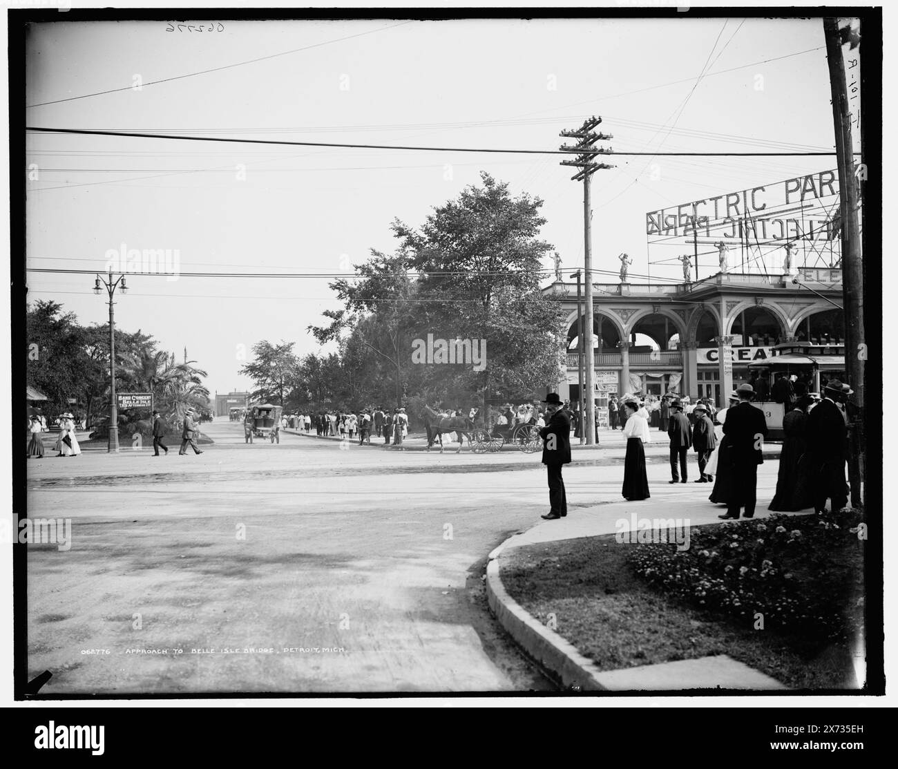 Approche de belle Isle Bridge, Detroit, Mich., 'Electric Park' sur le bâtiment à droite., 'I-101-R' sur négatif., Detroit Publishing Co. No. 062776., Gift ; State Historical Society of Colorado ; 1949, Streets. , Parcs d'attractions. , États-Unis, Michigan, Detroit. Banque D'Images