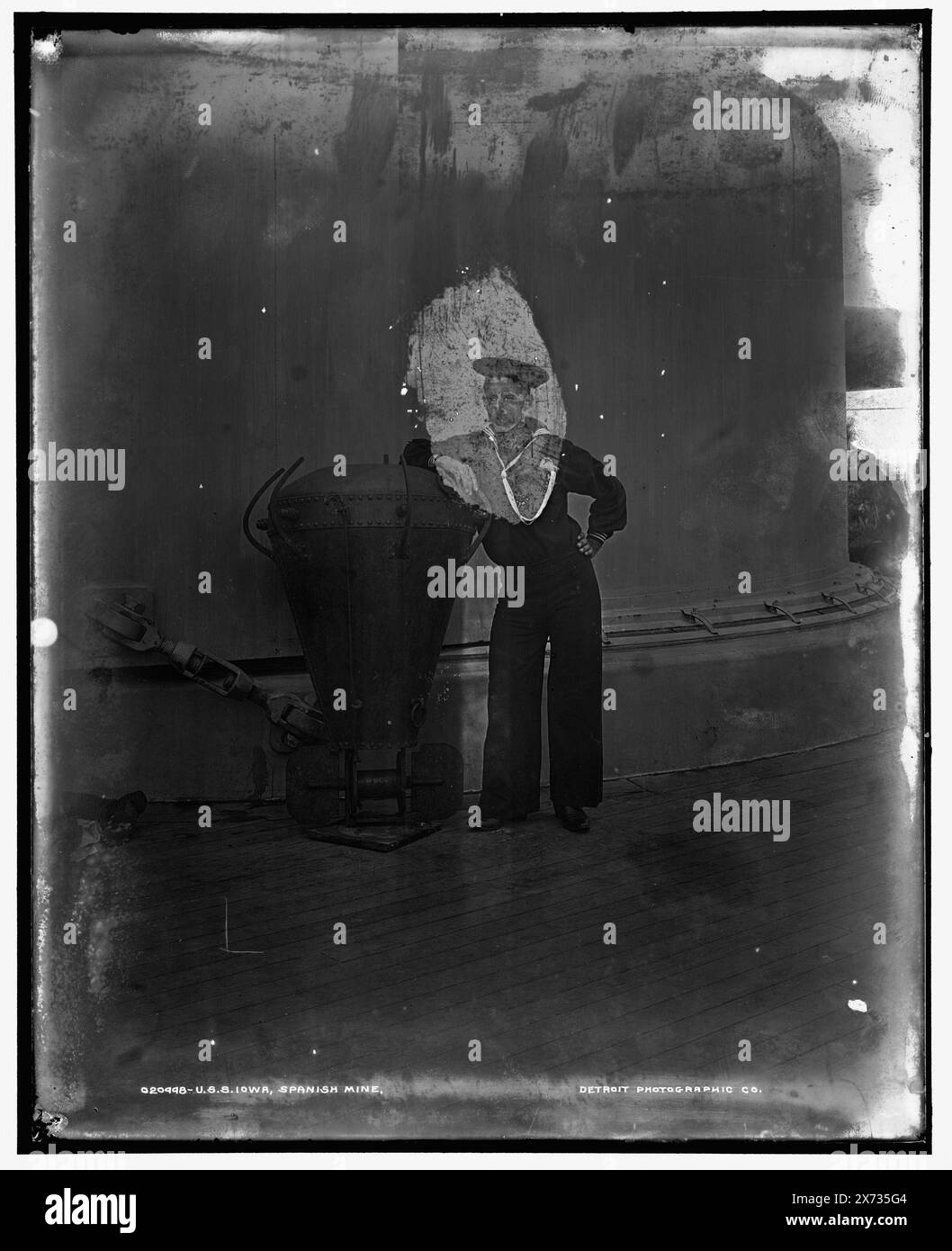 U.S.S. Iowa, Spanish mine, titre de la veste : U.S.S. Iowa, George Chevette., date basée sur Detroit, catalogue J (1901)., Detroit Publishing Co. No. 020448., Gift ; State Historical Society of Colorado ; 1949, Iowa (Battleship), États-Unis., Navy. , Seamen, américain. , Mines (armes) , Guerre hispano-américaine, 1898. Banque D'Images