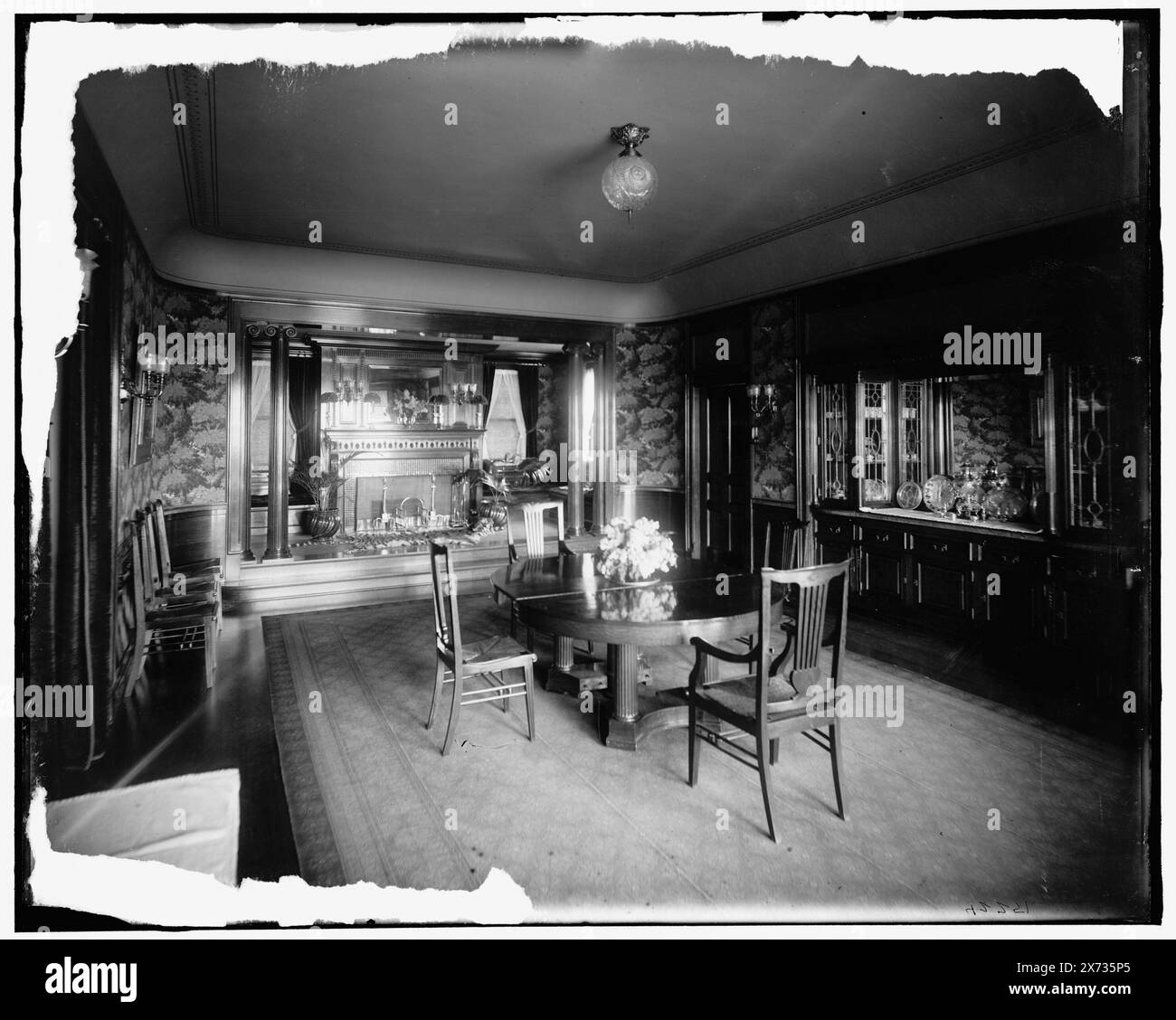 Résidence Mr. Hugh R. McCullough, salle à manger, Lake Forest, Ill., titre tiré de la veste., Detroit Publishing Co. no. 042251., Gift ; State Historical Society of Colorado ; 1949, Dwellings. , Salles à manger. , États-Unis, Illinois, Lake Forest. Banque D'Images