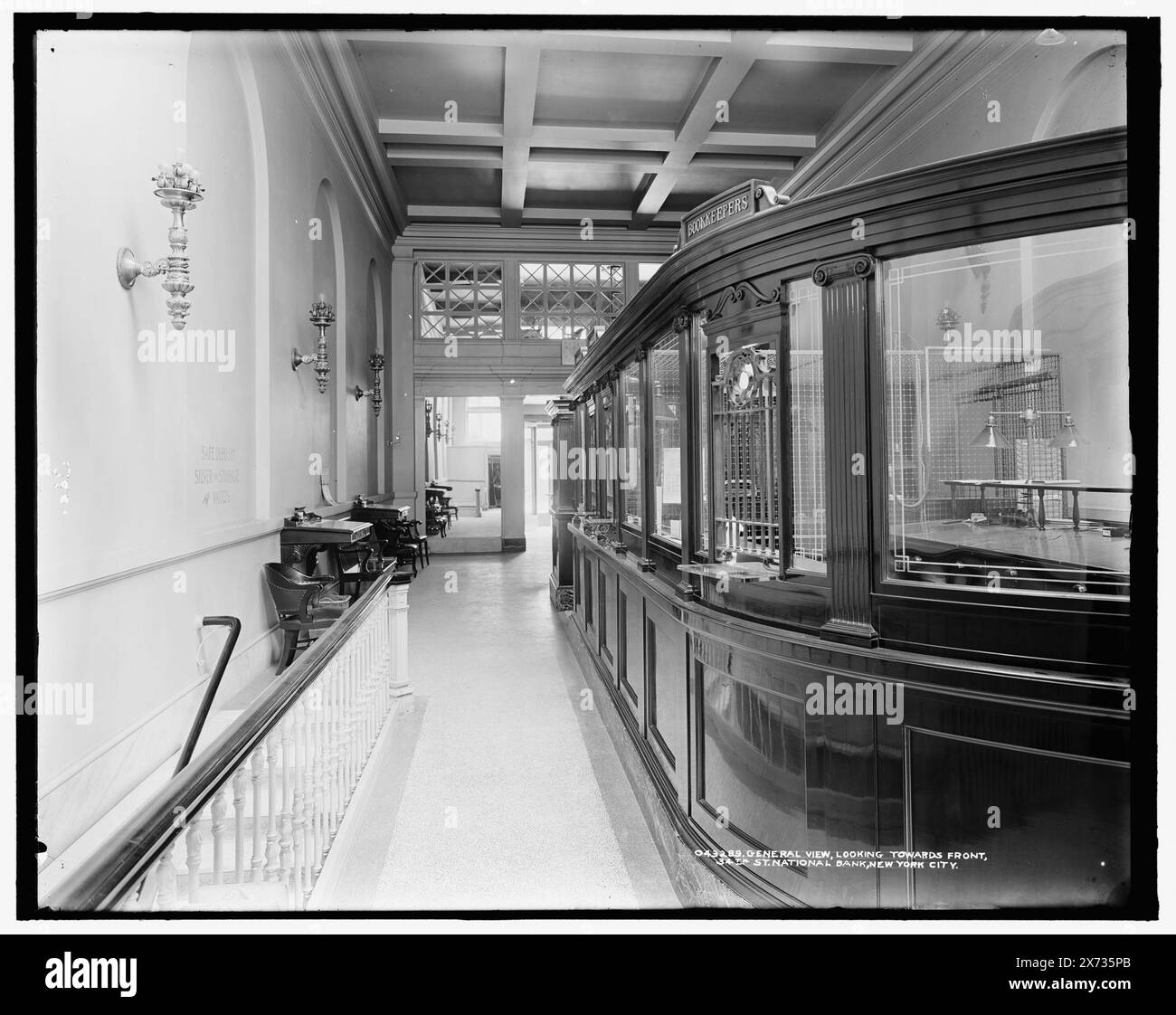 Vue générale vers l'avant, 34th établi Thirty-Fourth Street National Bank, New York City, Detroit Publishing Co. No. 043289., Gift ; State Historical Society of Colorado ; 1949, Interiors. , Banques. , États-Unis, New York (State), New York. Banque D'Images