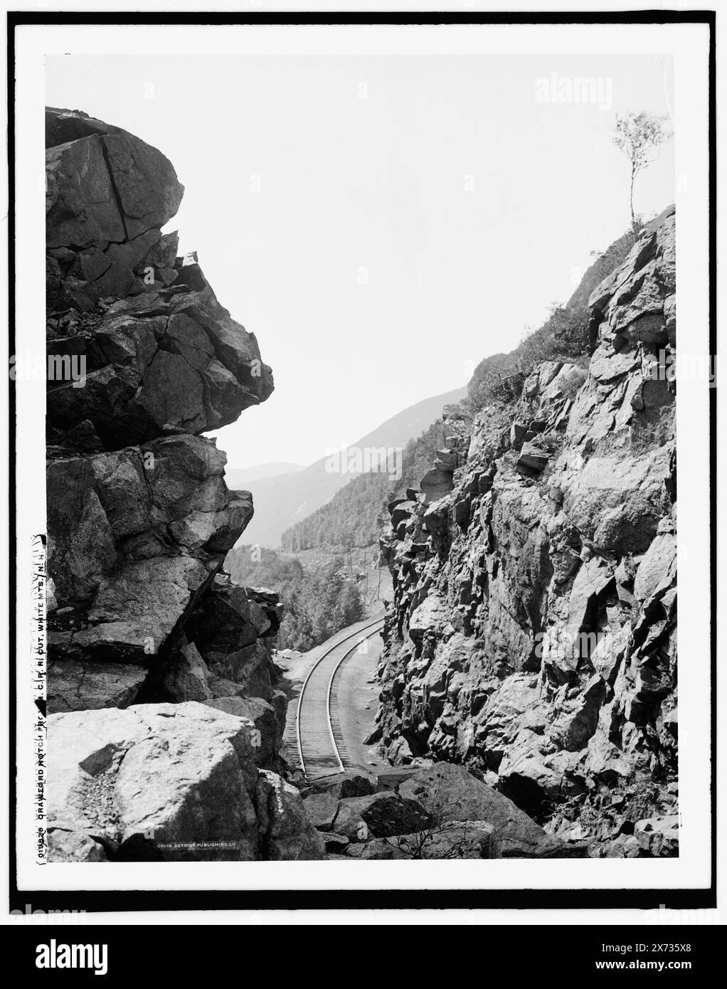 Crawford Notch du M.C.R.R. Maine ? Central Railroad cut, White MTS., N.H., '3677' sur négatif., Detroit Publishing Co. No. 019828., Gift ; State Historical Society of Colorado ; 1949, passes (Landforms), Railroad Tracks. , États-Unis, New Hampshire, White Mountains. , États-Unis, New Hampshire, Crawford Notch. Banque D'Images
