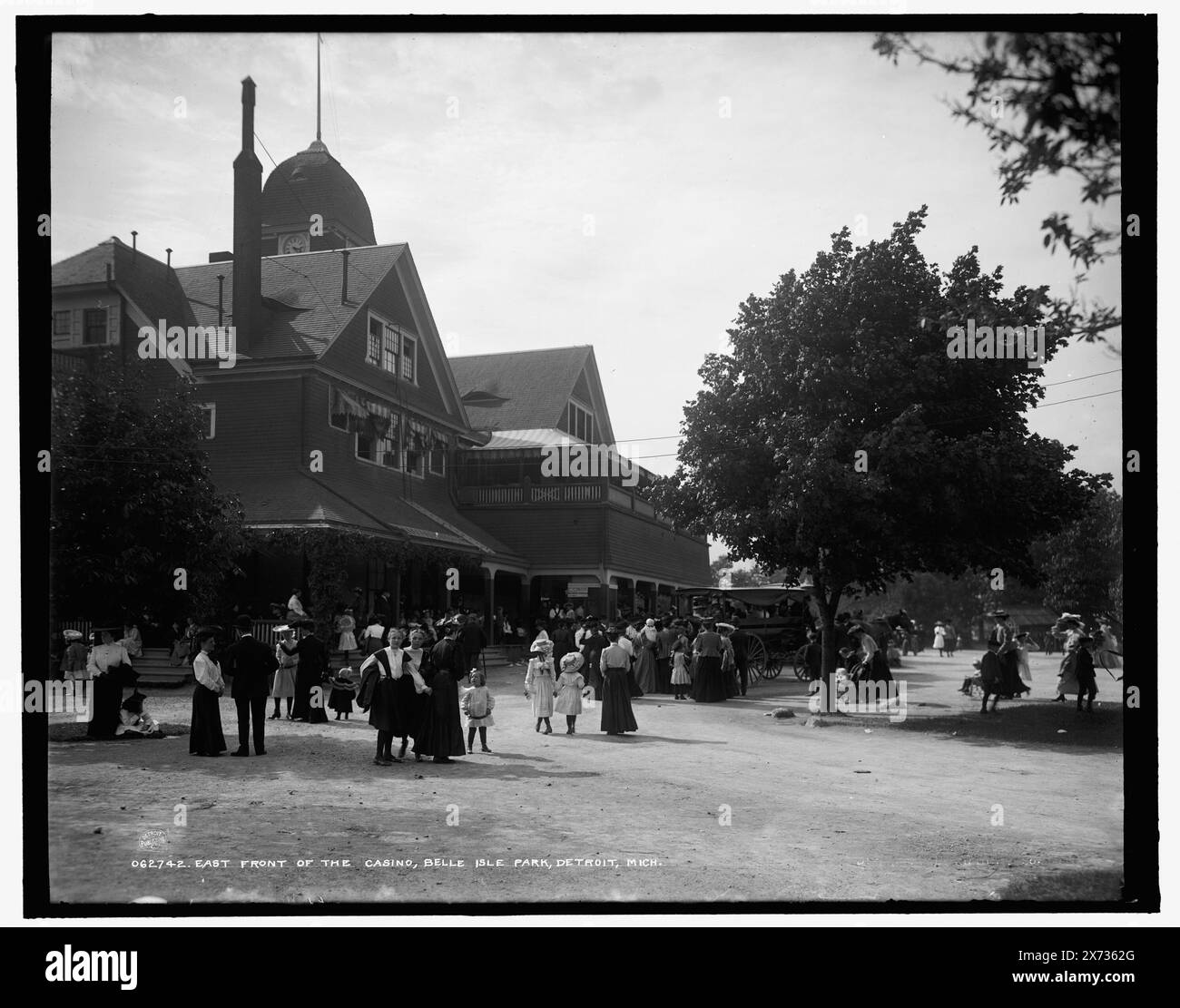 Face est du casino, belle Isle Park, Detroit, Mich., Detroit Publishing Co. No. 062742., Gift ; State Historical Society of Colorado ; 1949, casinos. , Foules. , Parcs. , États-Unis, Michigan, Detroit. Banque D'Images