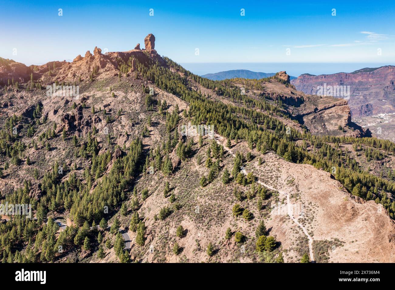 Roque Nublo et Pico de Teide en arrière-plan sur l'île de Gran Canaria, Espagne. Vue panoramique sur la montagne sacrée Roque Nublo, parc rural Roque Nublo, Banque D'Images