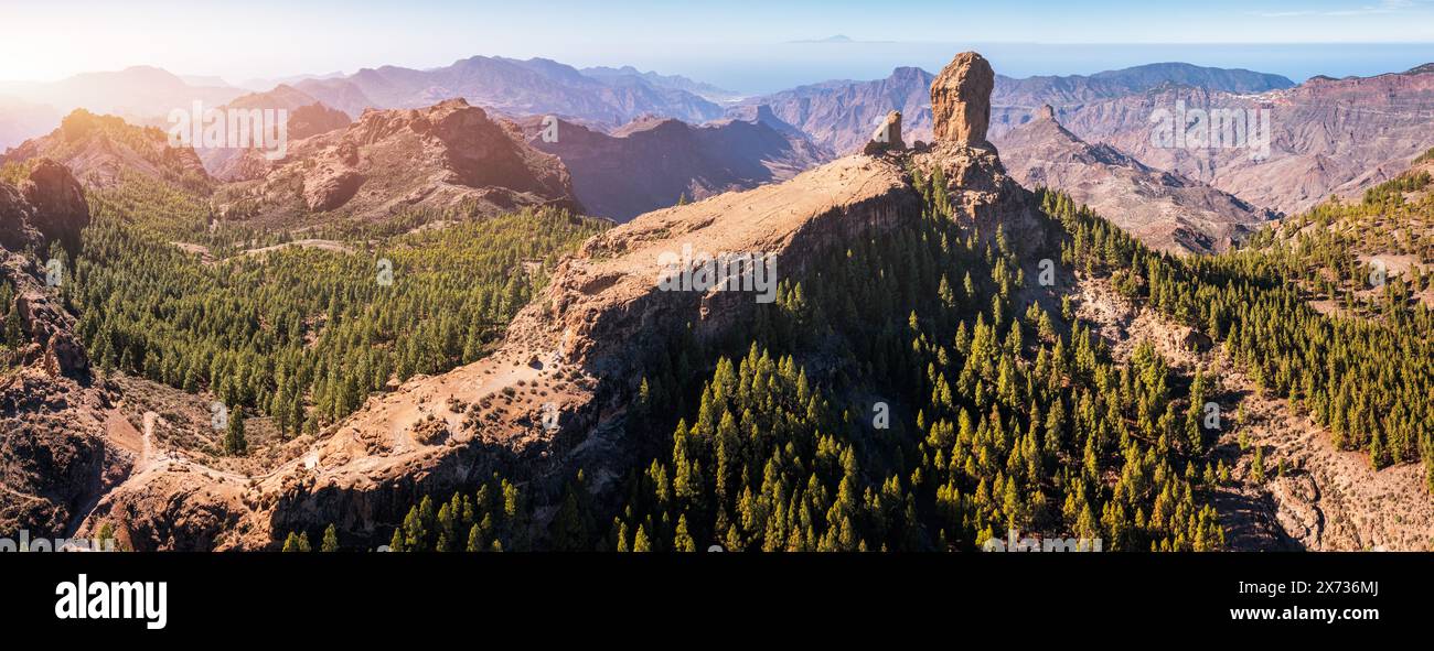Roque Nublo et Pico de Teide en arrière-plan sur l'île de Gran Canaria, Espagne. Vue panoramique sur la montagne sacrée Roque Nublo, parc rural Roque Nublo, Banque D'Images