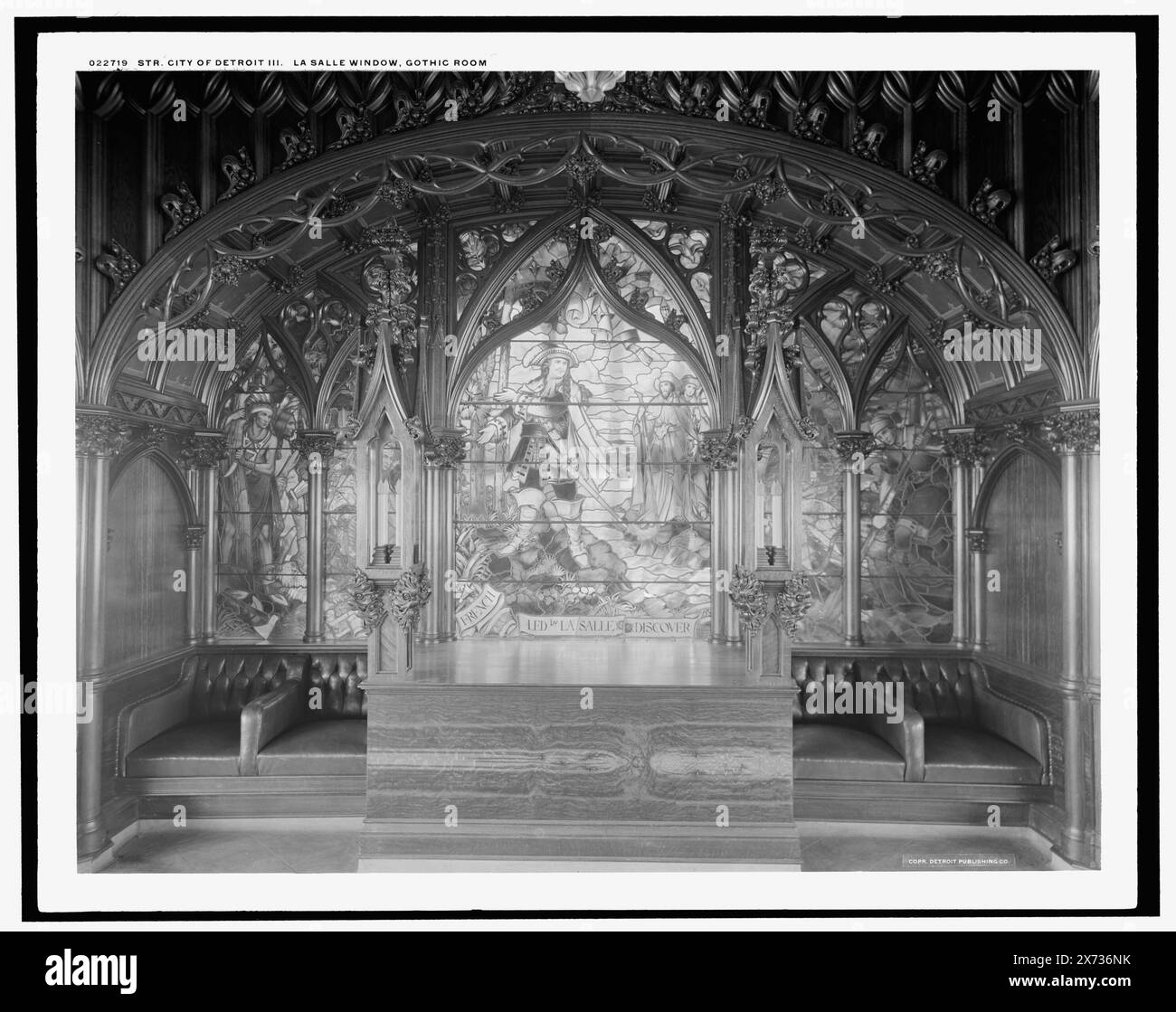 Str. Ville de Detroit III, fenêtre LaSalle, salle gothique, 'G 8872' sur négatif., Detroit Publishing Co. No. 022719., Gift ; State Historical Society of Colorado ; 1949, City of Detroit III (Steamboat), Steamboats. , Salons. , Vitraux. , Windows. Banque D'Images