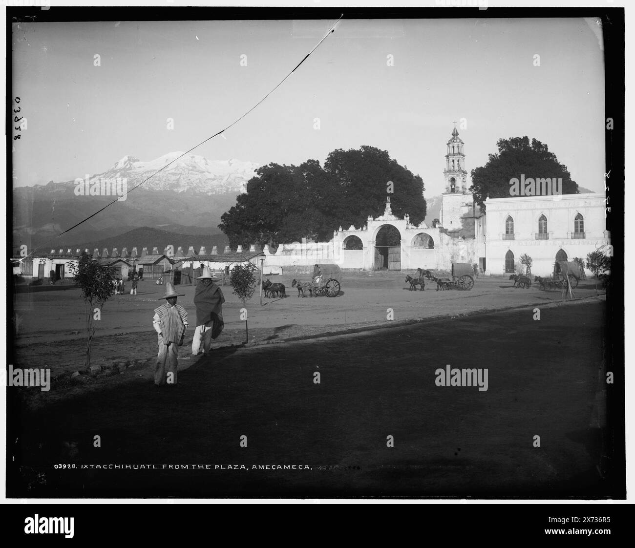 Ixtacchihuatl sic de la plaza, Amecameca, 'W.H.J. Phot. Co' sur négatif., Detroit Publishing Co. No. 03928., Gift ; State Historical Society of Colorado ; 1949, Volcanoes. , Plazas. , Mexique, Amecameca de Juarez. , Mexique, Iztaccihuatl. Banque D'Images