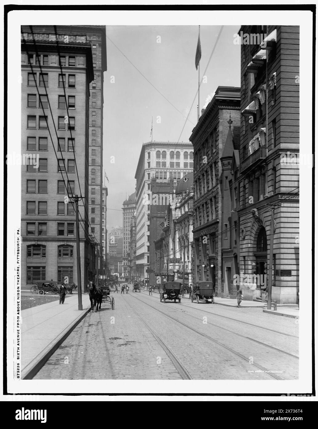 Sixth Avenue Above Nixon Theatre, Pittsburgh, Pa., Detroit Publishing Co. No. 073226., Gift ; State Historical Society of Colorado ; 1949, Streets. , Installations commerciales. , États-Unis, Pennsylvanie, Pittsburgh. Banque D'Images