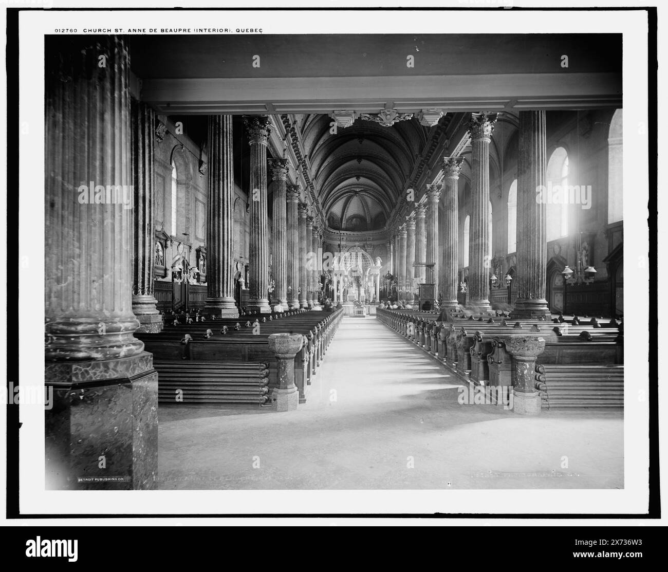 Église de Anne de Beaupre (intérieur), Québec, date basée sur Detroit, catalogue J (1901)., Detroit Publishing Co. 012760., Gift ; State Historical Society of Colorado ; 1949, Catholic Church. , Intérieurs. , Canada, Québec (Province), Sainte-Anne-de-Beaupré. Banque D'Images