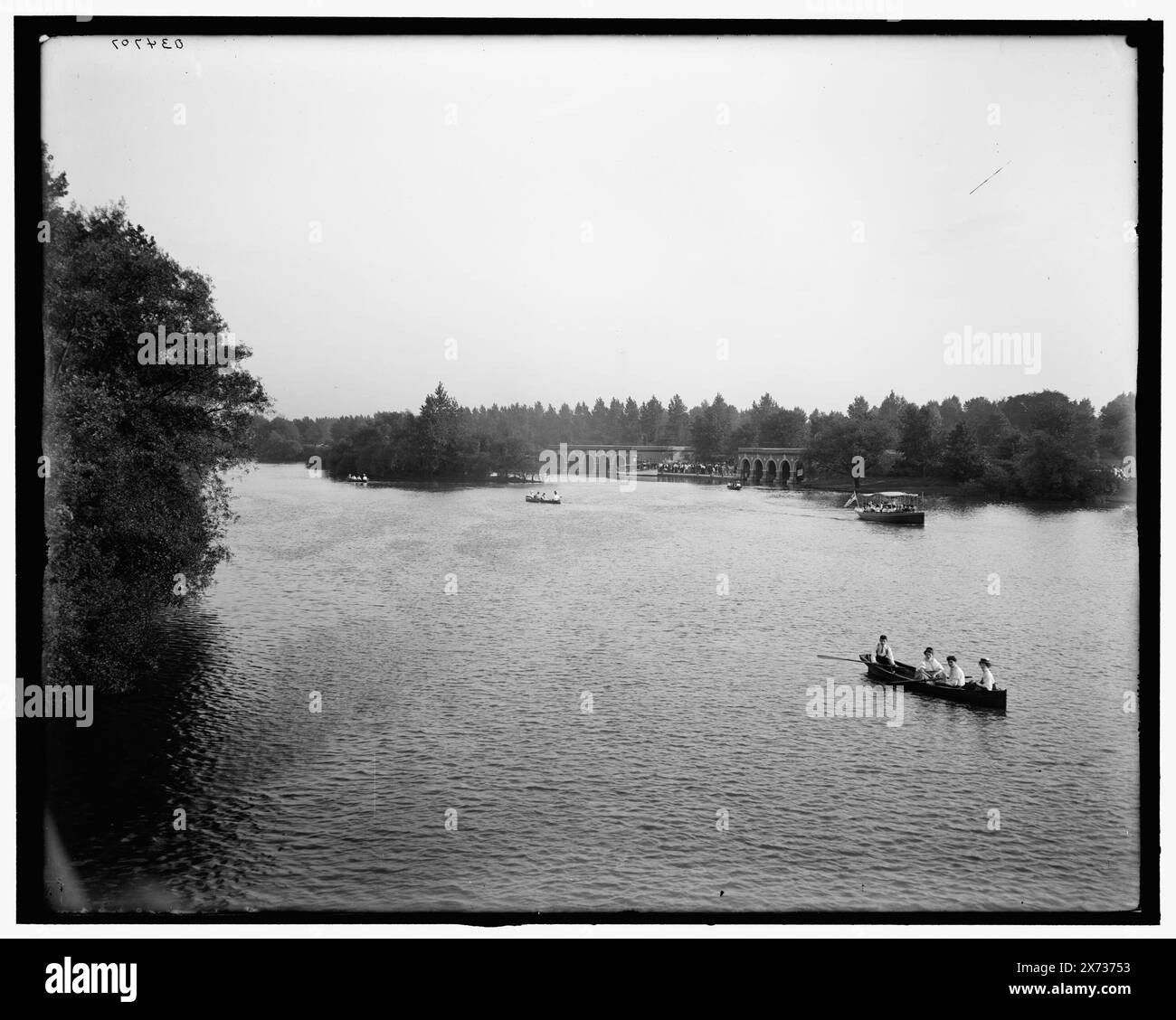 Navigation de plaisance dans le lagon à Jackson Park, Chicago, Ill., titre de veste., peut-être par Hans Behm., Detroit Publishing Co. No. 034707., Gift ; State Historical Society of Colorado ; 1949, Parks. , Bateaux à rames. , Lacs et étangs. , États-Unis, Illinois, Chicago. Banque D'Images