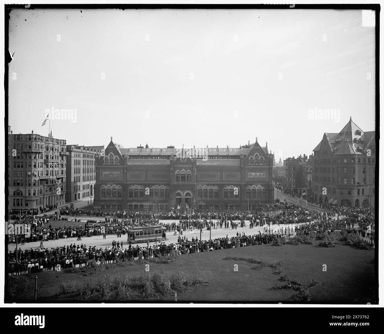 Les gens se sont rassemblés devant le Museum of Fine Arts pour voir London Honorables, Copley Square, Boston, Mass., titre conçu par Cataloger., partie de cérémonie à Trinity Church accueillant London Honorables., '1615 A' sur Negative., No Detroit Publishing Co., Gift ; State Historical Society of Colorado ; 1949, Plazas. , Rites et cérémonies. , Galeries et musées. , États-Unis, Massachusetts, Boston. Banque D'Images