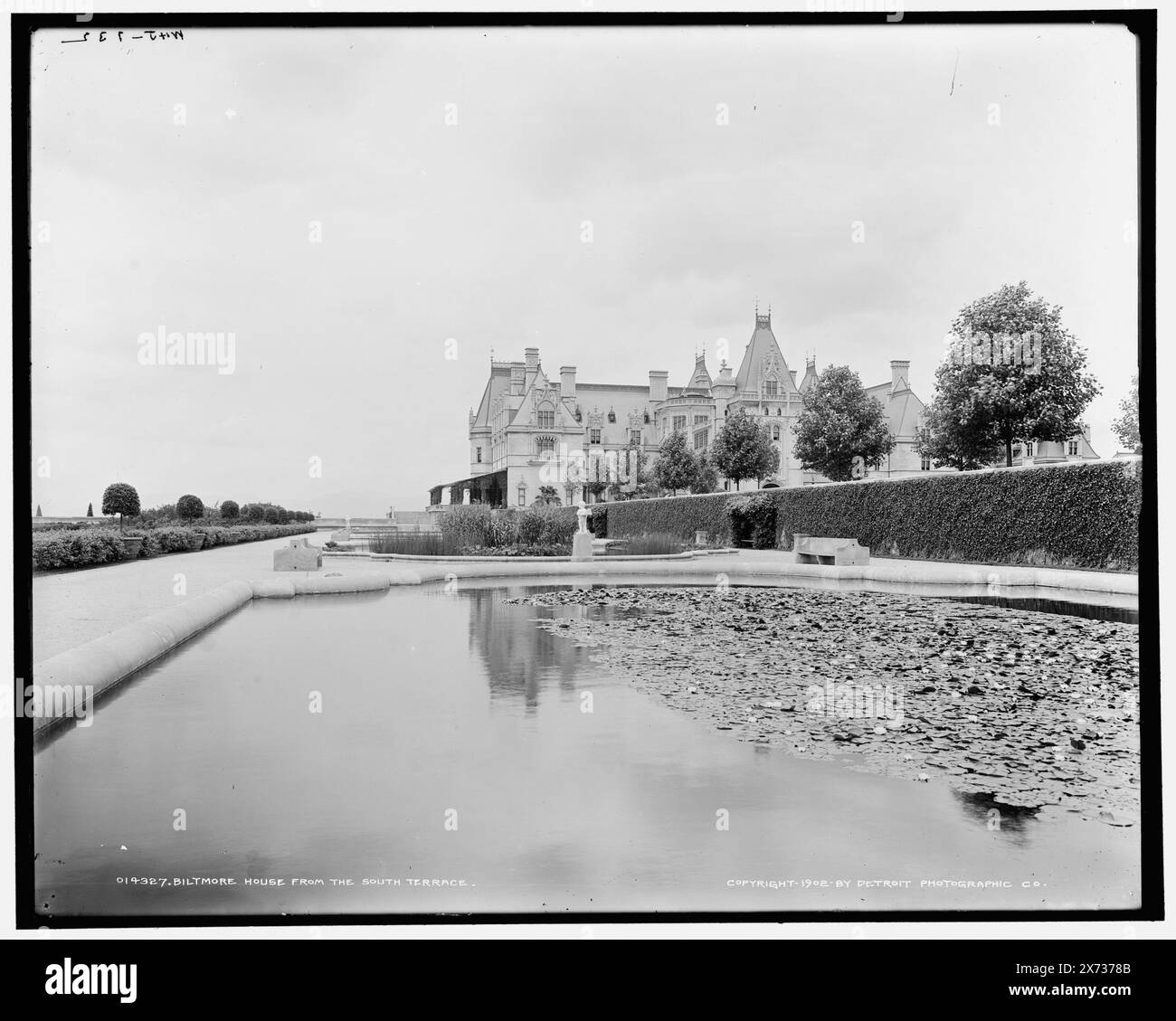 Biltmore House de la terrasse sud, 'WHJ-732' sur négatif., Detroit Publishing Co. no. 014327., Gift ; State Historical Society of Colorado ; 1949, Biltmore House (Asheville, N.C.), Dwellings. , Lily Ponds. , États-Unis, Caroline du Nord, Asheville. Banque D'Images