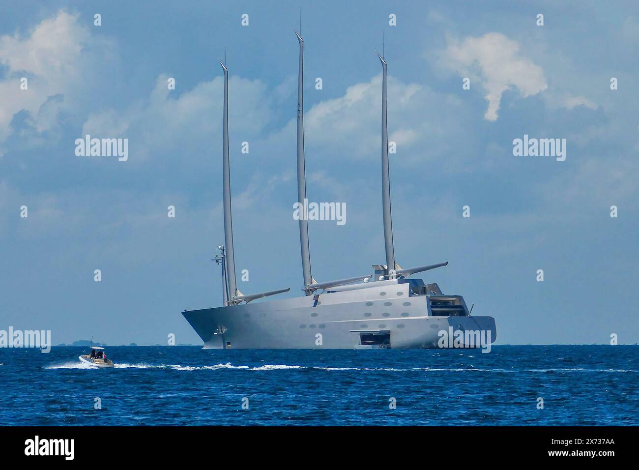 Trieste, Italie, 17 mai 2024 le yacht à voile A, est vu devant Trieste C'est un yacht à moteur à voile conçu par Philippe Starck et construit par Nobiskrug à Kiel, en Allemagne, a été lancé en 2015. Appartenant à l'origine au milliardaire russe Andrey Melnichenko, le navire a été saisi en raison de la guerre russo-ukrainienne. A ce jour, le coût de l'entretien et de la peinture du bateau s'élève à 18 millions d'euros pour l'Italie. (Marco Secchi /Alamy News) Banque D'Images