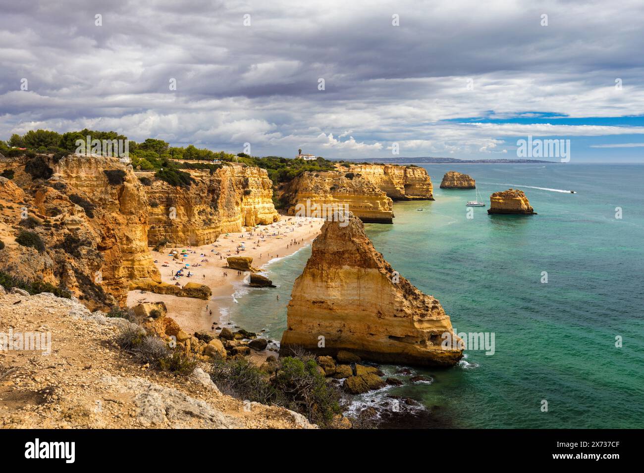 Grottes naturelles à la plage de Marinha, Algarve au Portugal. Falaise de roche arches sur Marinha plage et mer turquoise de l'eau sur des côtes du Portugal en Algarve. Banque D'Images