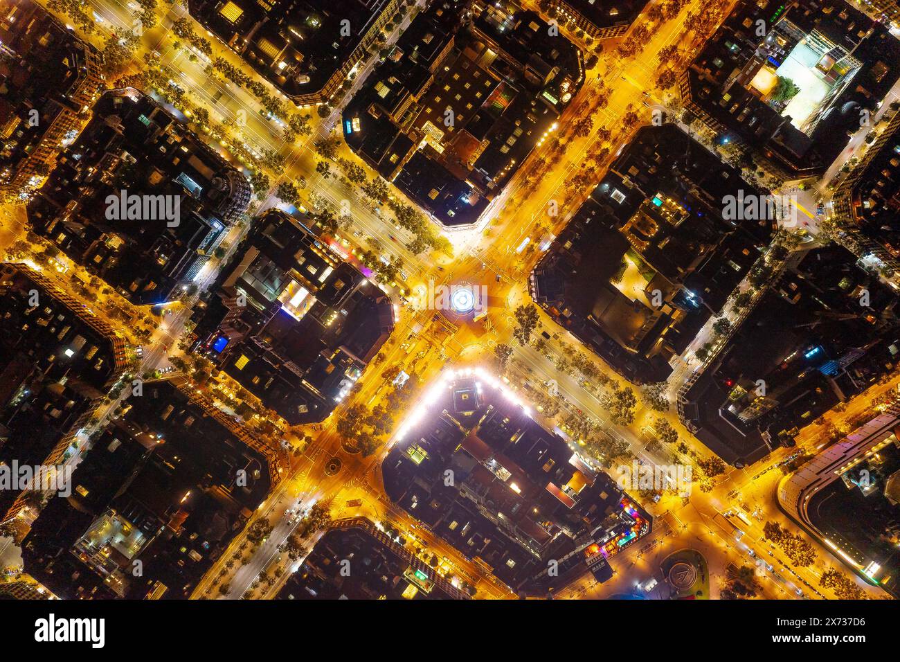 Vue d'en haut sur les rues nocturnes de Barcelone Banque D'Images