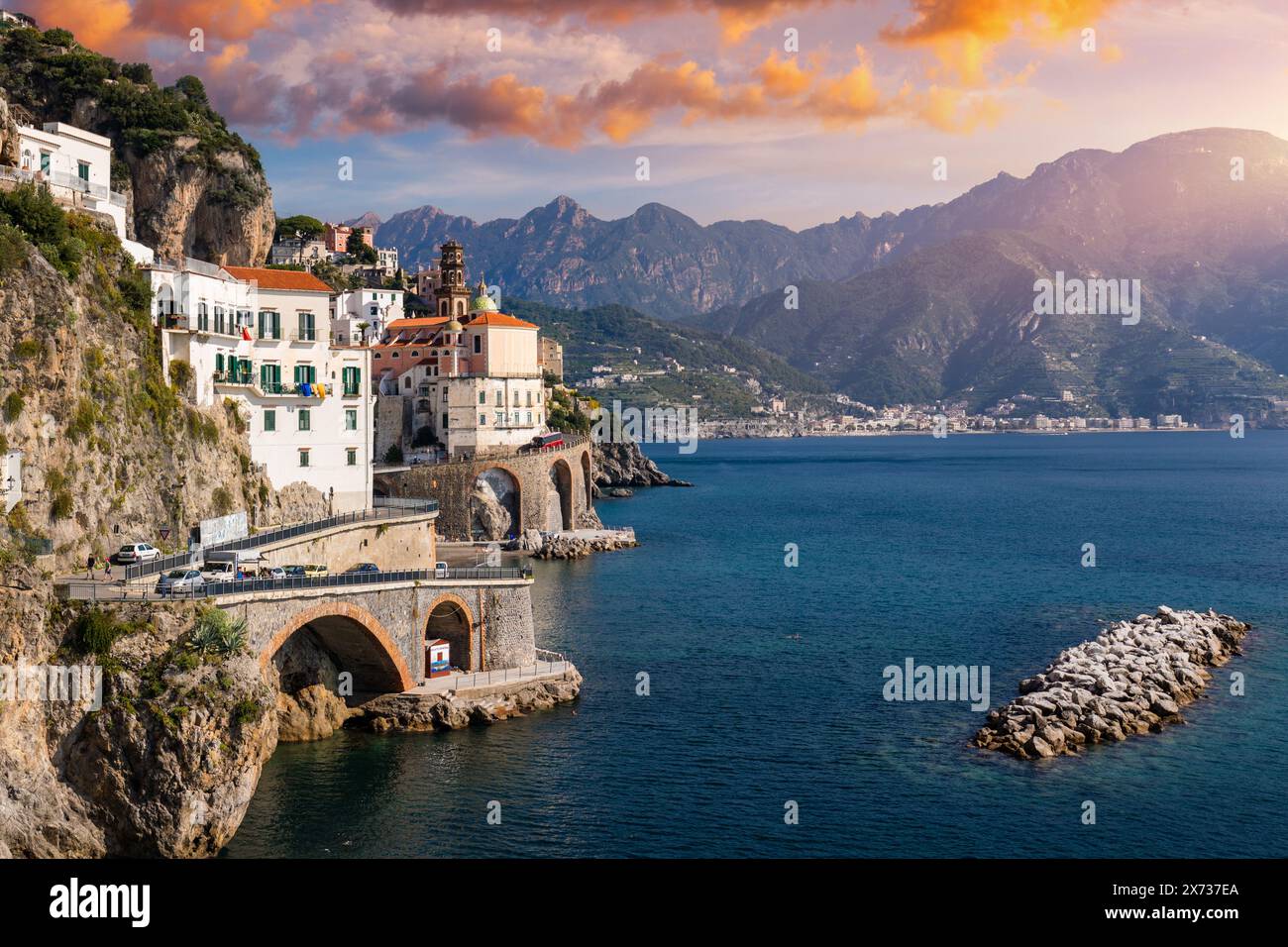 Vue sur Atrani célèbre village côtier situé sur la côte amalfitaine, Italie. Petite ville Atrani sur la côte amalfitaine dans la province de Salerne, région de Campanie, Italie Banque D'Images