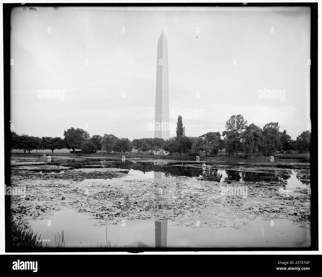 Washington Monument, Washington, DC, titre tiré de la veste., '946 G' sur négatif., Detroit Publishing Co. No. 033130., Gift ; State Historical Society of Colorado ; 1949, Washington, George,,, 1732-1799, monuments. , Obélisques. , Monuments et mémoriaux. , Lacs et étangs. , États-Unis, District of Columbia, Washington (D.C.) Banque D'Images