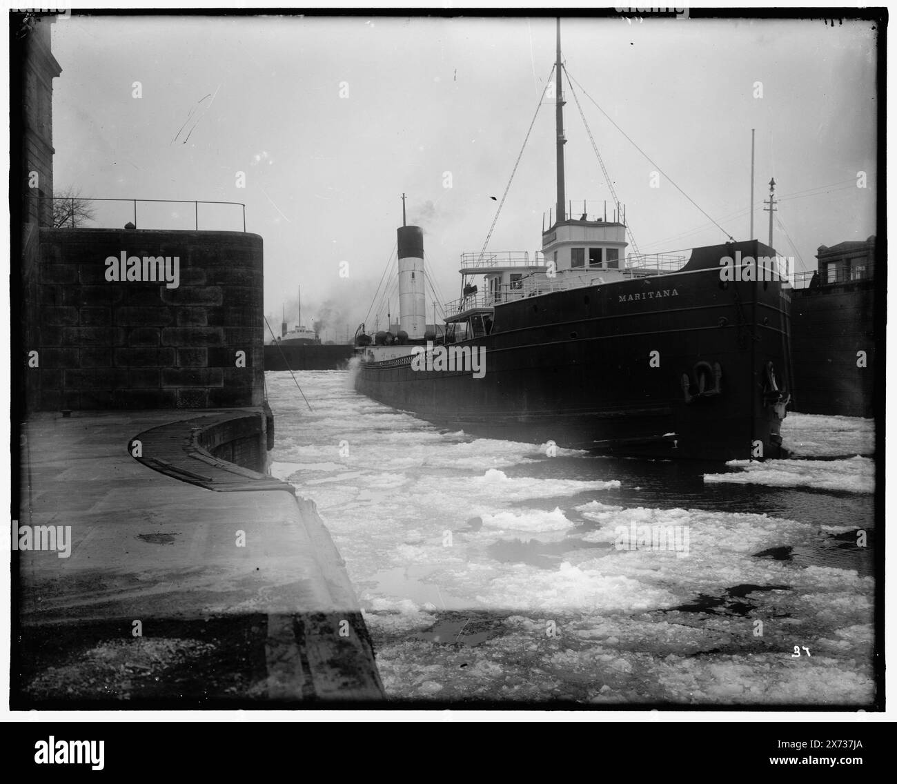 Freighter Maritana dans les serrures, titre de la veste., '37' sur négatif., No Detroit Publishing Co., Gift ; State Historical Society of Colorado ; 1949, Maritana (cargo), Cargo Ships. , Glace. , Serrures (génie hydraulique) , États-Unis, Michigan, Sault Sainte Marie. , États-Unis, Michigan, Sault Sainte Marie canal. Banque D'Images