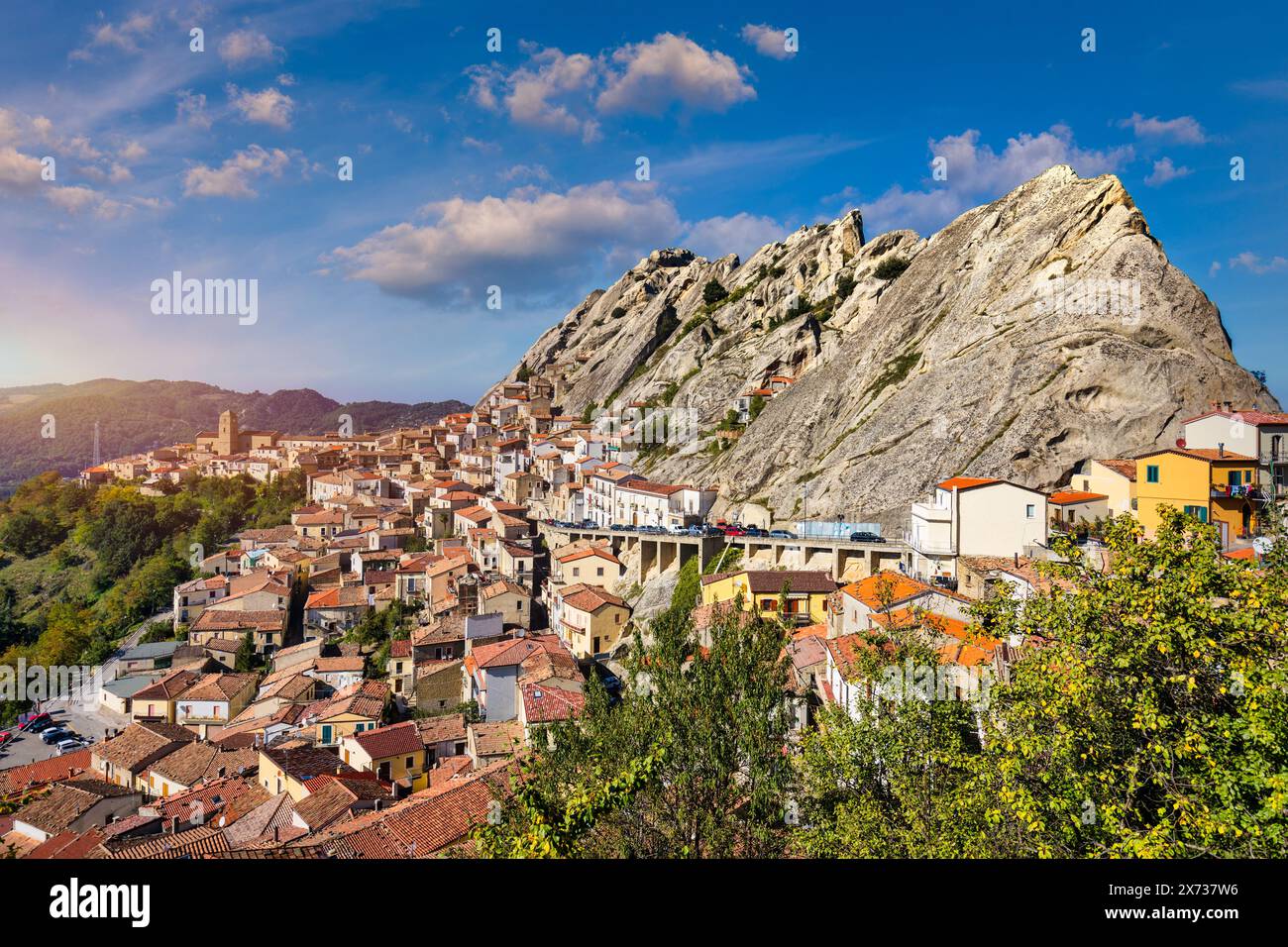 Vue aérienne de la ville médiévale de Pietrapertosa, Italie. Vue de la ville de Pietrapertosa dans les Dolomites Lucaniennes en Italie. Pietrapertosa village i Banque D'Images