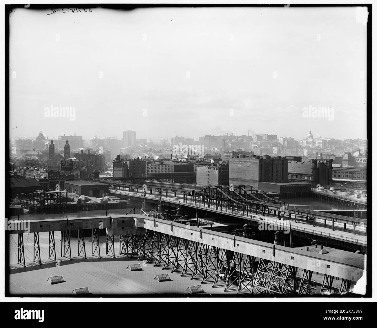 Boston, Mass. de Charlestown, Boston, Mass., titre de veste., les images du vidéodisque sont hors séquence ; l'ordre réel de gauche à droite est 1A-19113, 19112., faisant à l'origine partie d'un panorama en trois parties ; pour la variante proche, voir négatif D4-37111 l (1A-19106)., '3317' sur négatif central ; '3318' sur négatif droit., Detroit Publishing Co. no. 037115., Gift ; State Historical Society of Colorado ; 1949, Industrial Facilities. , Ponts. , Rivers. , États-Unis, Massachusetts, Boston. , États-Unis, Massachusetts, Charles River. Banque D'Images