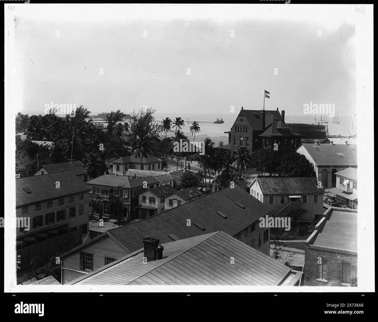 Vue de l'hôtel, Key West, Fla., transparent en verre correspondant (même code de série) disponible sur vidéodisque cadre 1A-28948., Detroit Publishing Co. No. 05810., Gift ; State Historical Society of Colorado ; 1949, Harbors. , États-Unis, Floride, Key West. Banque D'Images