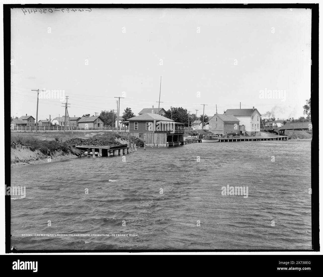 Débarquement de Cheboygan, route intérieure, Cheboygan-Petoskey, Mich., 'G 4487' sur négatif., Detroit Publishing Co. no. 071043., Gift ; State Historical Society of Colorado ; 1949, Piers & Wharves. , Front de mer. , États-Unis, Michigan, Cheboygan. Banque D'Images