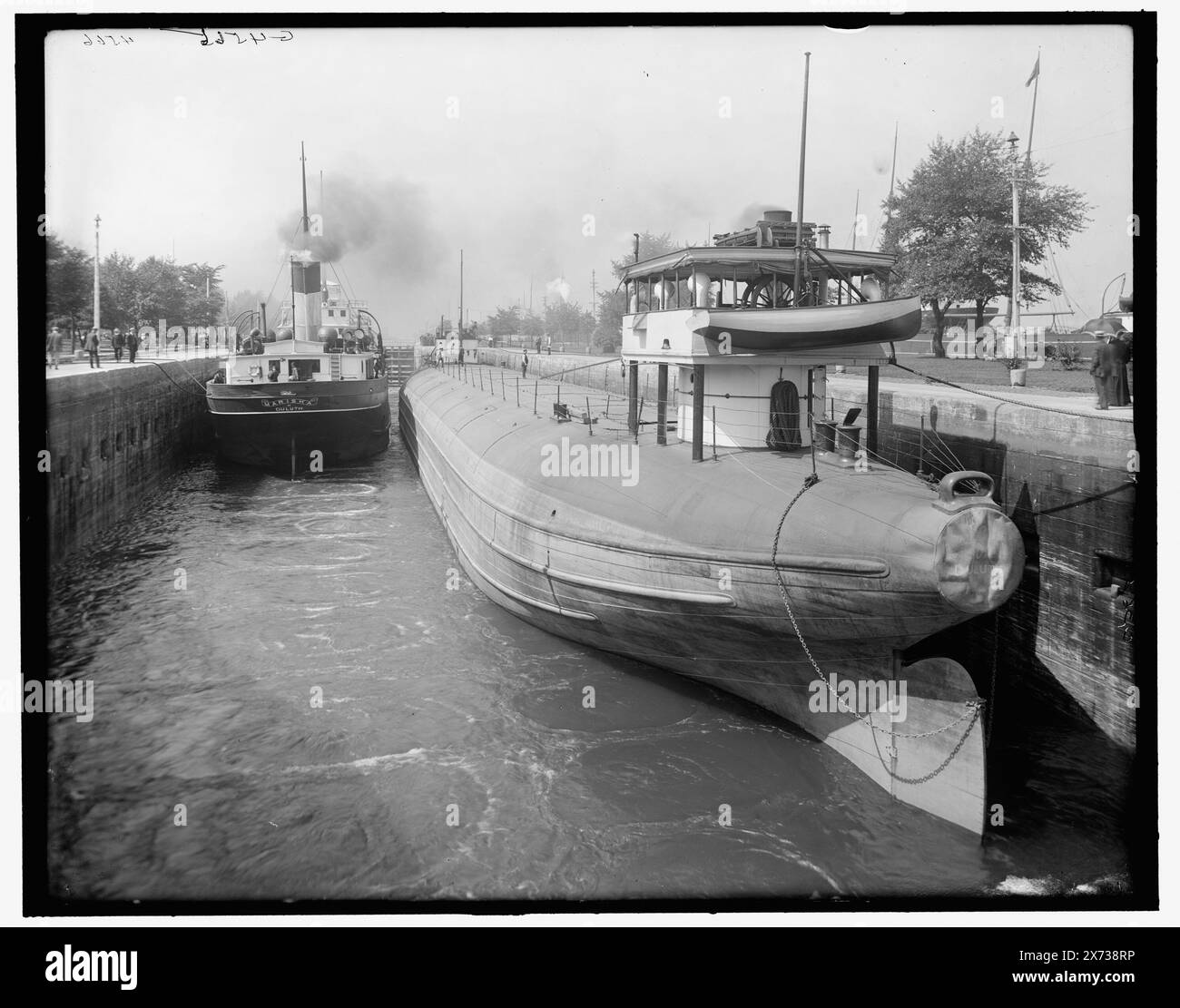 Sault Ste. Marie, Mich., barge baleine dans Weitzel Lock, titre de la veste., G 4566' sur négatif., bateau à gauche : Mariska de Duluth, une vis à vapeur. Le bateau à droite est une barge de baleine, dont une partie du nom est visible '131 , . De Duluth. » La barge baleine 131, a été construite à Superior, Wisconsin en 1893, Detroit Publishing Co. No. 036261., Gift ; State Historical Society of Colorado ; 1949, Mariska (Ship), Whalebacks. , Serrures (génie hydraulique) , États-Unis, Michigan, Sault Sainte Marie. , États-Unis, Michigan, Sault Sainte Marie canal. Banque D'Images