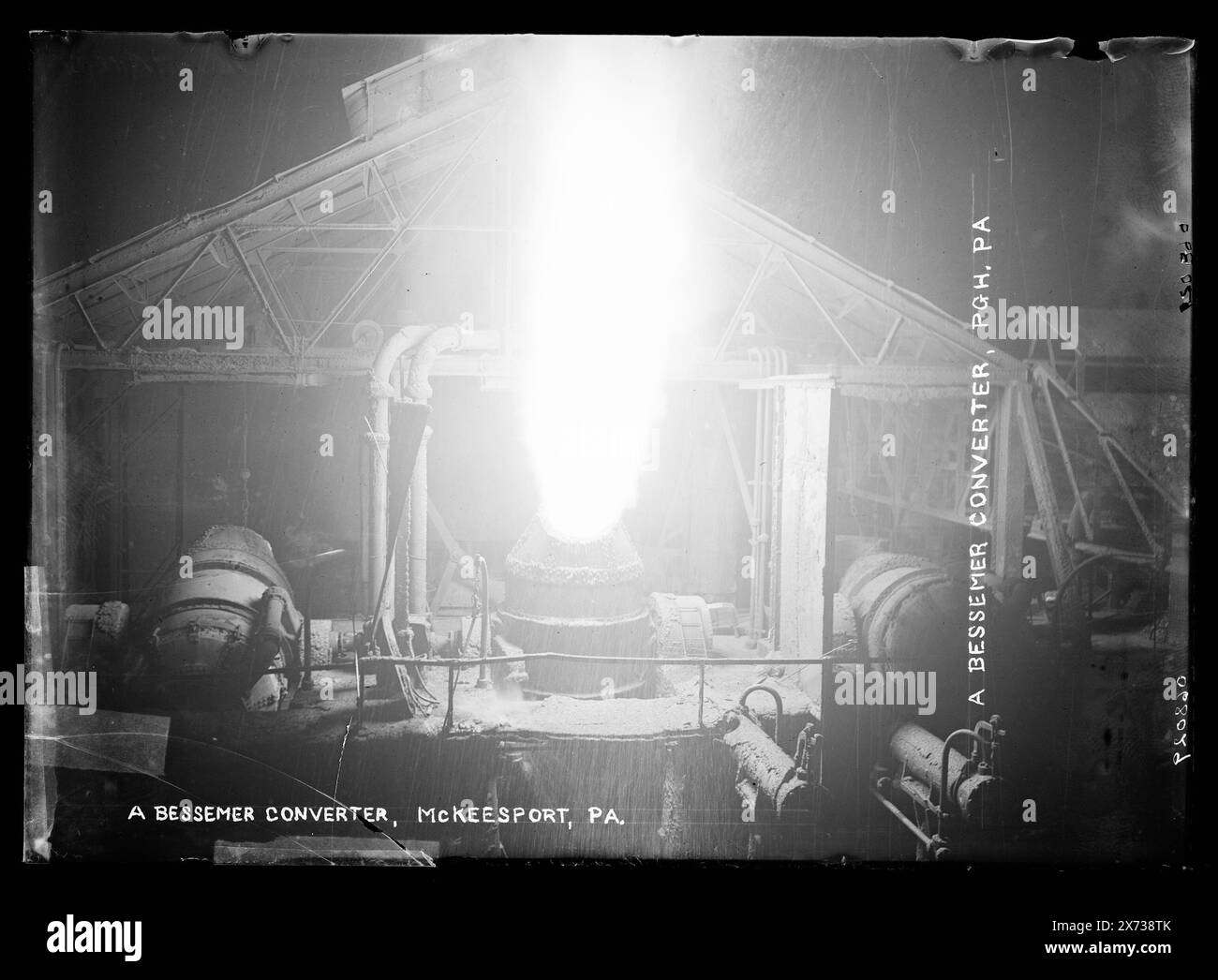 A Bessemer Converter, McKeesport, Pa., autre titre : a Bessemer Converter, PGH., Pa., négatif fissuré à partir du coin inférieur gauche et scotché., Detroit Publishing Co. No. 068029., Gift ; State Historical Society of Colorado ; 1949, Furnaces. , Industrie sidérurgique. , États-Unis, Pennsylvanie, McKeesport. Banque D'Images
