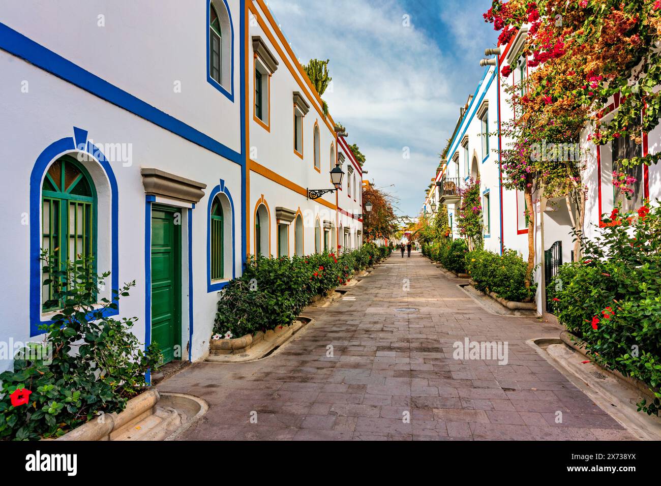 Rue avec fleurs en fleurs à Puerto de Mogan, Gran Canaria, Espagne. Lieu de vacances préféré pour les touristes et les habitants sur l'île. Puerto de Mogan avec Banque D'Images
