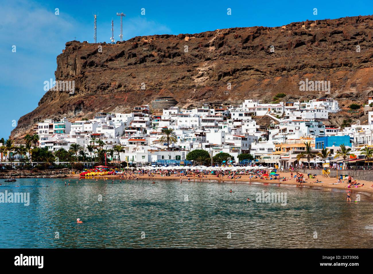 Puerto de Mogan avec la plage à Gran Canaria, Espagne. Lieu de vacances préféré pour les touristes et les habitants sur l'île. Port à Puerto de Mogan et Playa Banque D'Images