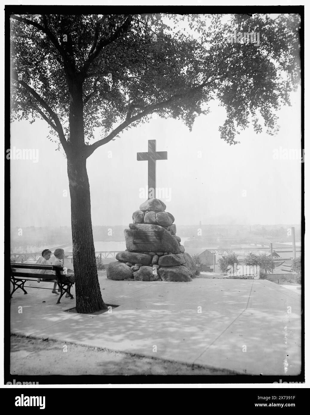 John Smith Memorial, Gamble Hill Park, Richmond, Virginie, titre tiré de la veste., 'g 5373' sur négatif., Detroit Publishing Co. no. 036813., Gift ; State Historical Society of Colorado ; 1949, Smith, John,,, 1580-1631, monuments. , Monuments et mémoriaux. , Croix. , Parcs. , États-Unis, Virginie, Richmond. Banque D'Images