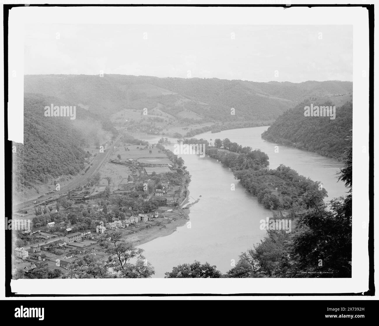 Jonction des rivières New et Greenbrier, Hinton, W. Va., transparent en verre correspondant (avec le même code de série) disponible sur vidéodisque cadre 1A-31009., titre de la veste., '30' sur négatif., Detroit Publishing Co. no. 072842., Gift ; State Historical Society of Colorado ; 1949, Canyons. , Rivers. , États-Unis, Virginie-occidentale, Hinton. , États-Unis, Virginie-occidentale, New River. , États-Unis, Virginie-occidentale, Greenbrier River. Banque D'Images