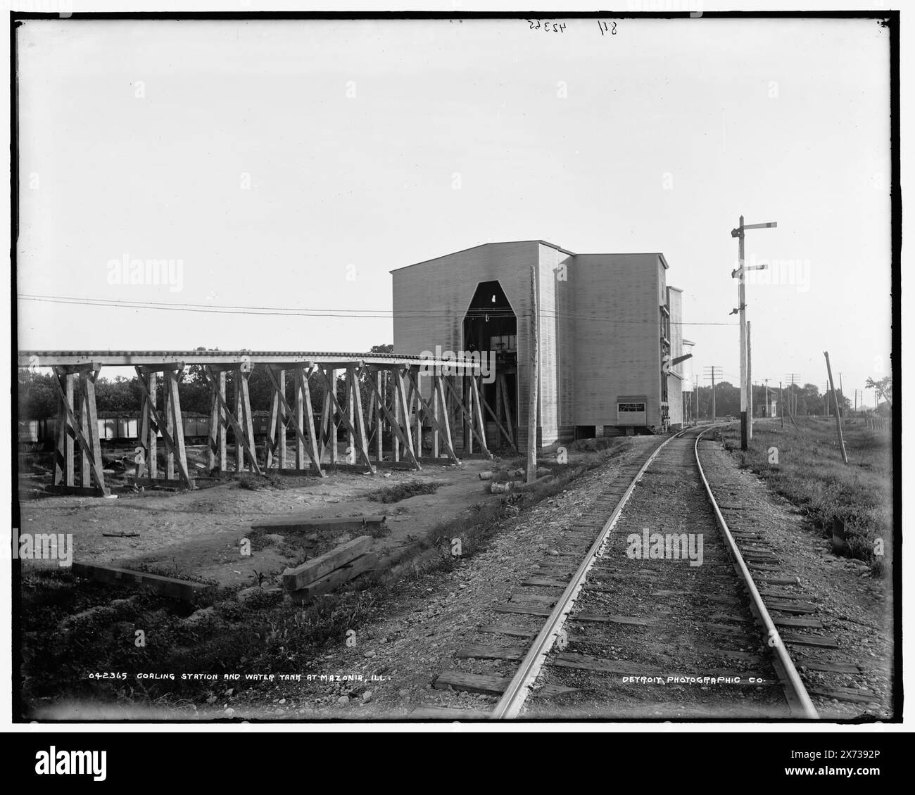 Station de charbon et réservoir d'eau à Mazonia, Ill., titre de la veste : station de charbon et réservoir d'eau, C & A [Chicago and Alton Railroad], Mazonia, Ill., '84' sur négatif., Detroit Publishing Co. 042365., Gift ; State Historical Society of Colorado ; 1949, Railroad Facilities. , Charbon. , Réservoirs d'eau. , États-Unis, Illinois, Mazonia. Banque D'Images