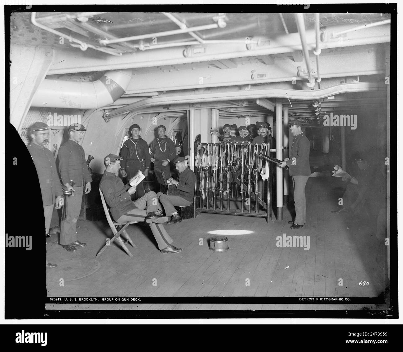 U.S.S. Brooklyn, groupe sur le pont des armes, attribution basée sur le négatif D4-20231., date basée sur Detroit, catalogue J (1901)., '690' sur négatif., Detroit Publishing Co. No. 020249., Gift ; State Historical Society of Colorado ; 1949, Brooklyn (Cruiser), États-Unis., Navy. , Seamen, américain. , Armes à feu. , Cruisers (navires de guerre), américain. , Intérieurs. Banque D'Images