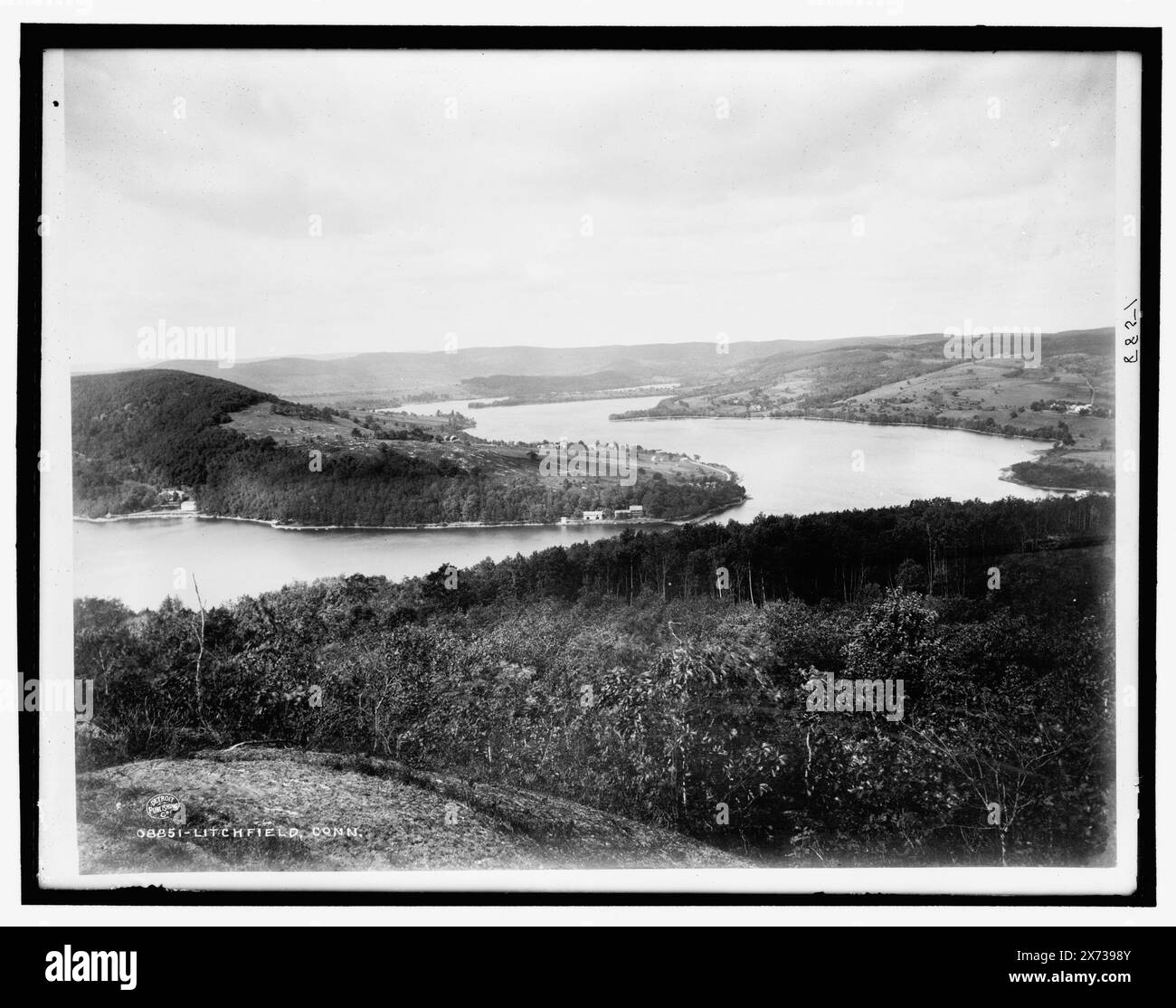 Litchfield, Conn., date basée sur Detroit, catalogue J, Supplément (1901-1906)., Detroit Publishing Co. No. 08851., Gift ; State Historical Society of Colorado ; 1949, Rivers. , États-Unis, Connecticut, Litchfield. Banque D'Images