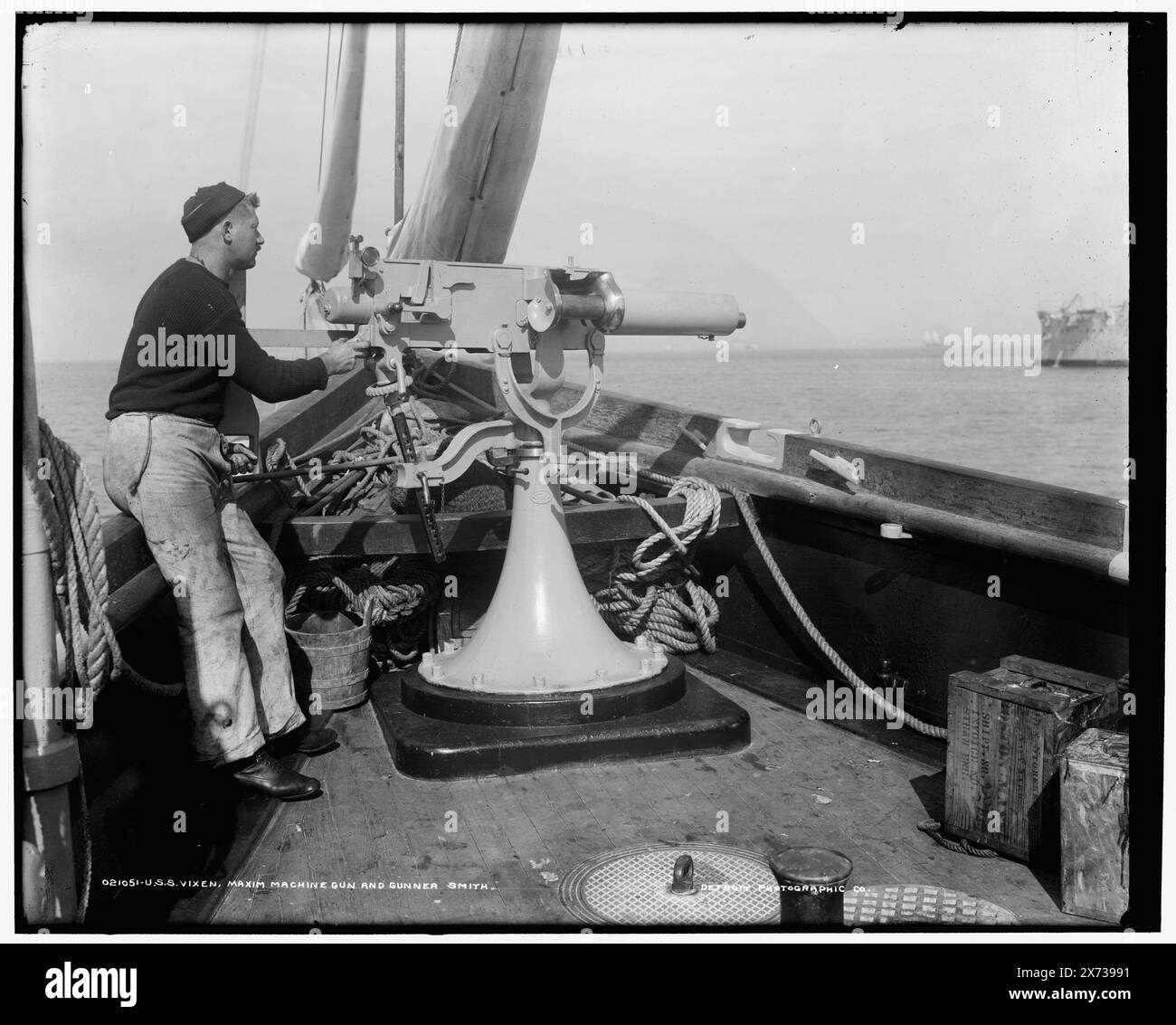 U.S.S. Vixen, Maxim mitrailleuse et Gunner Smith, date basée sur Detroit, catalogue J (1901)., titre sur la veste continue : , . Qui a tiré 400coups de feu consécutifs à la bataille de Santiago, 3 juillet 1898., Detroit Publishing Co. No. 021051., Gift ; State Historical Society of Colorado ; 1949, Vixen (Gunboat), United States., Navy. , Seamen, américain. , Mitrailleuses. , Canonnières, américaines. , Santiago, bataille de, Santiago de Cuba, Cuba, 1898. Banque D'Images