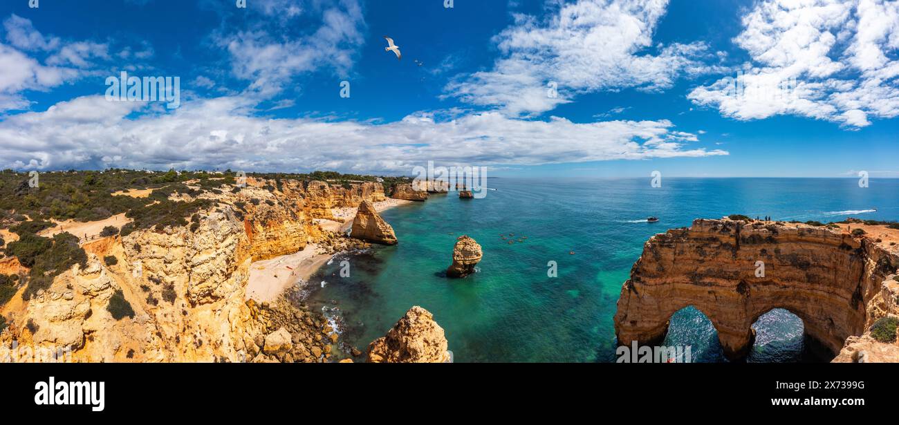 Praia da Marinha, belle plage de Marinha en Algarve, Portugal. Plage de la Marine (Praia da Marinha) avec le vol des mouettes sur la plage, située sur le Atla Banque D'Images