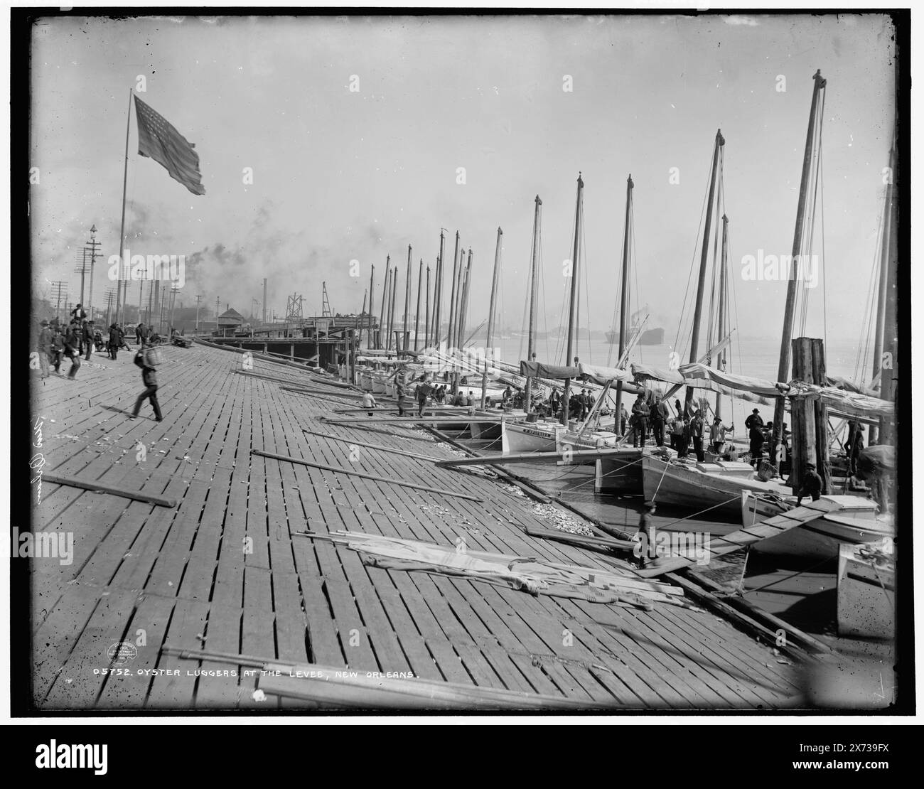Huîtres luggers à la digue, Nouvelle-Orléans, Detroit Publishing Co. No. 05752., Gift ; State Historical Society of Colorado ; 1949, Boats. , Digues. , Industrie des mollusques et crustacés. , Huîtres. , États-Unis, Louisiane, Nouvelle-Orléans. Banque D'Images