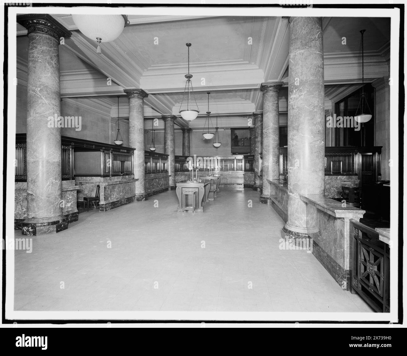 Main Banking room, second National Bank, Boston, Mass., transparent en verre correspondant (avec le même code de série) disponible sur le cadre du vidéodisque 1A-30817., titre de la veste., [M.H.] 'Taylor' sur négatif., transparent sur vidéodisque inversé latéralement., Detroit Publishing Co. No. 043762., Gift ; State Historical Society of Colorado ; 1949, Banks. , Intérieurs. , États-Unis, Massachusetts, Boston. Banque D'Images