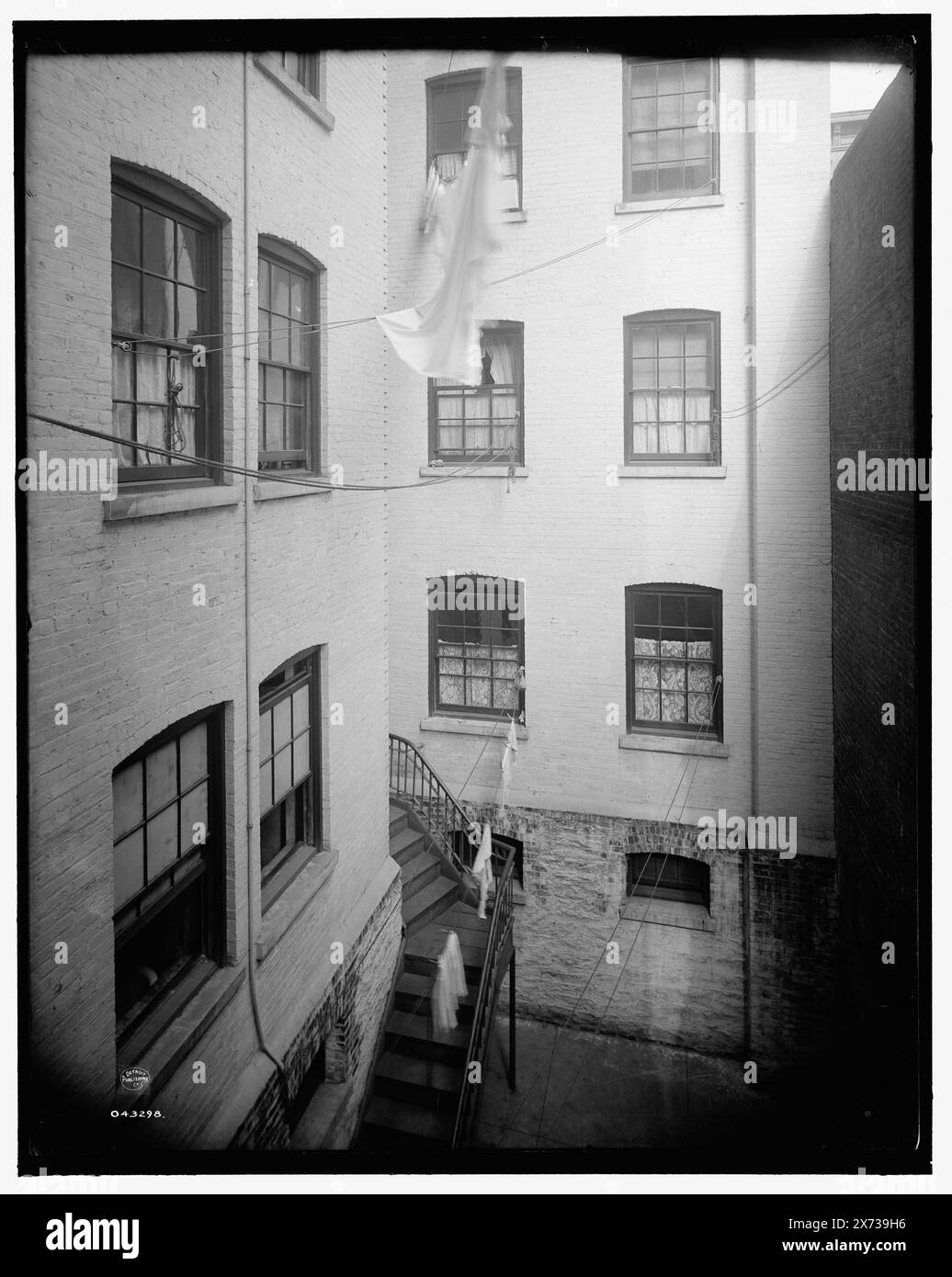 Court of tenement, New York City, titre tiré de la veste., Detroit Publishing Co. No. 043298., Gift ; State Historical Society of Colorado ; 1949, Courtyards. , Tenement Houses. , États-Unis, New York (State), New York. Banque D'Images