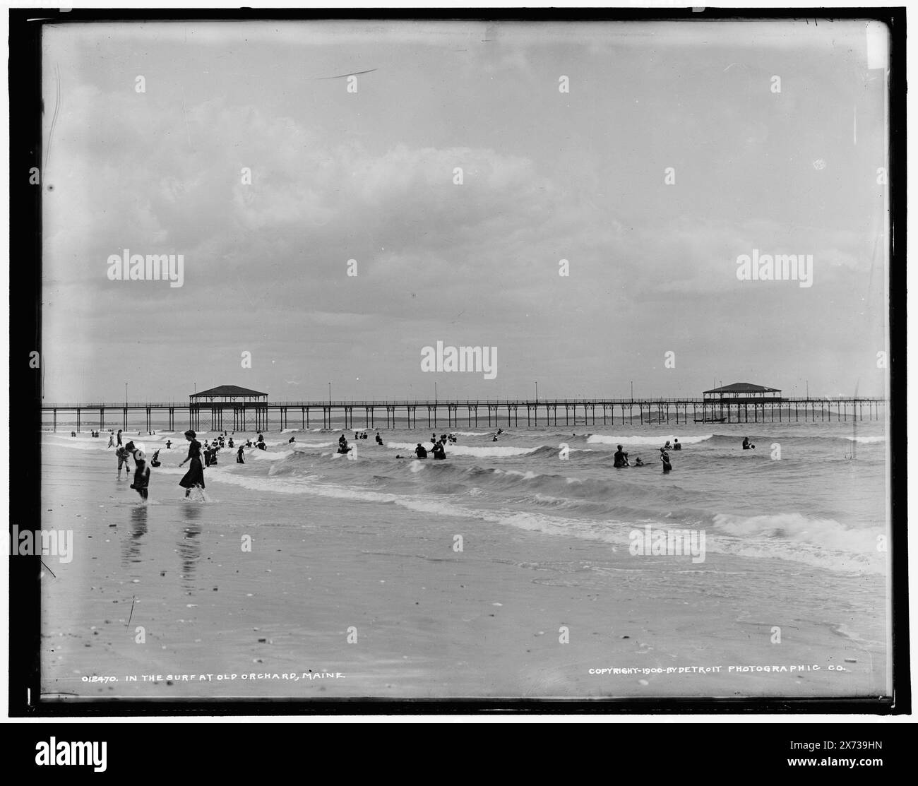 Dans le surf à Old Orchard, Me., transparent en verre correspondant (même code de série) disponible sur vidéodisque cadre 1A-29410., Detroit Publishing Co. No. 012470., Gift ; State Historical Society of Colorado ; 1949, Beaches. , Quais et quais. , États-Unis, Maine, Old Orchard Beach. Banque D'Images