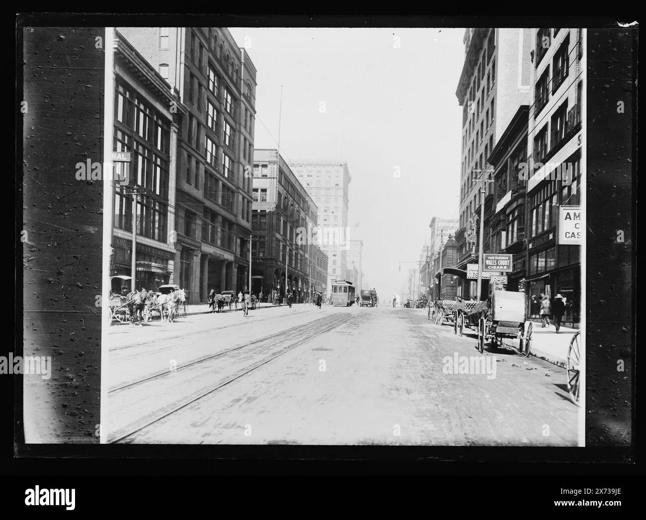 Rue avec bâtiments commerciaux, peut-être Missouri, titre conçu par cataloger., 'Carl Hoffman Music Co.' et 'Emery Bird Thayer Dry Goods Co.' sur les bâtiments à gauche ; 'Missouri Tradin[g]' sur le bâtiment à droite., Detroit Publishing Co. No. 11950., Gift ; State Historical Society of Colorado ; 1949, Streets. , Installations commerciales. Banque D'Images