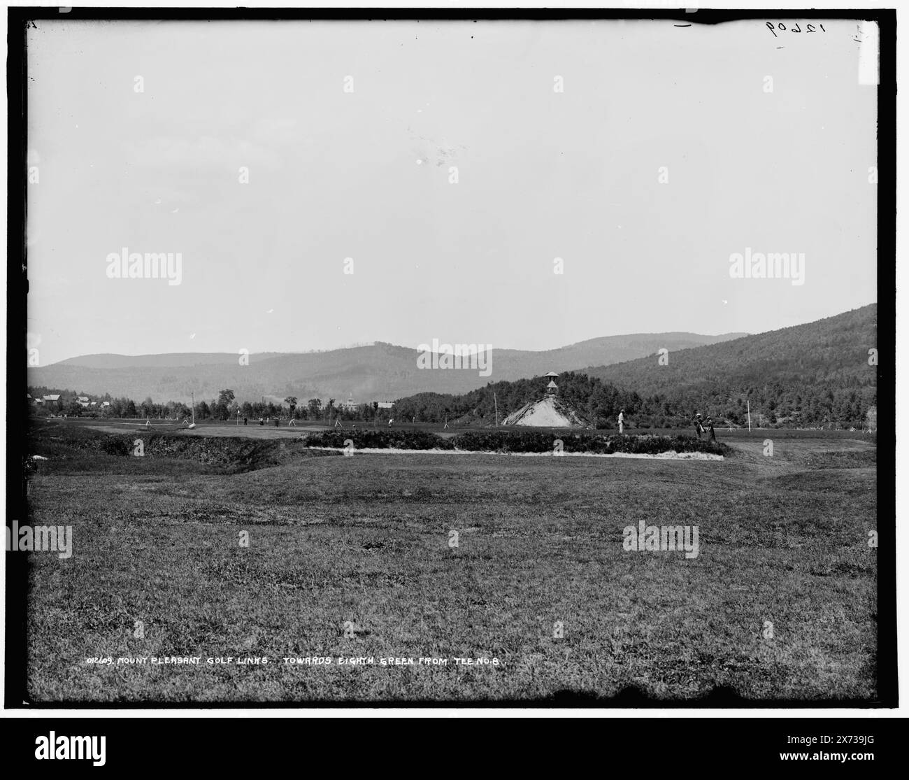 Montez des liens de golf agréables, vers le huitième green à partir du tee no. 8, date basée sur Detroit, catalogue J (1901)., '150' sur négatif., Detroit Publishing Co. No. 012609., Gift ; State Historical Society of Colorado ; 1949, Golf. , Resorts. , Montagnes. , États-Unis, New Hampshire, Bretton Woods. , États-Unis, New Hampshire, White Mountains. Banque D'Images