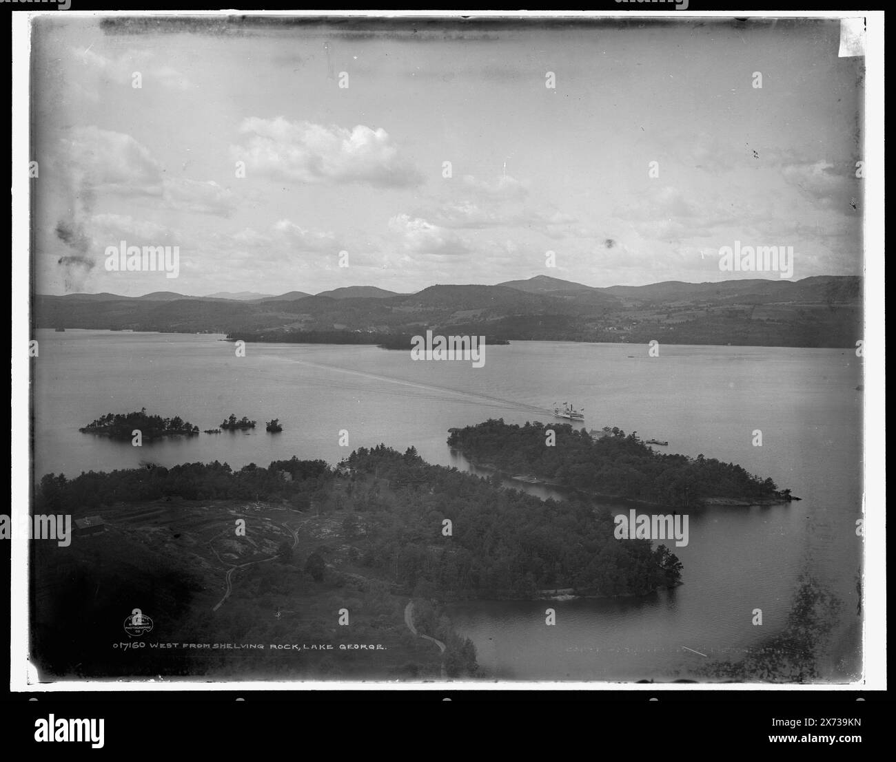 À l'ouest de Shelving Rock, Lake George, Detroit Publishing Co. No. 017160., Gift ; State Historical Society of Colorado ; 1949, Lakes & Ponds. , Îles. , Capes (côtes) , États-Unis, New York (État), George, lac. Banque D'Images