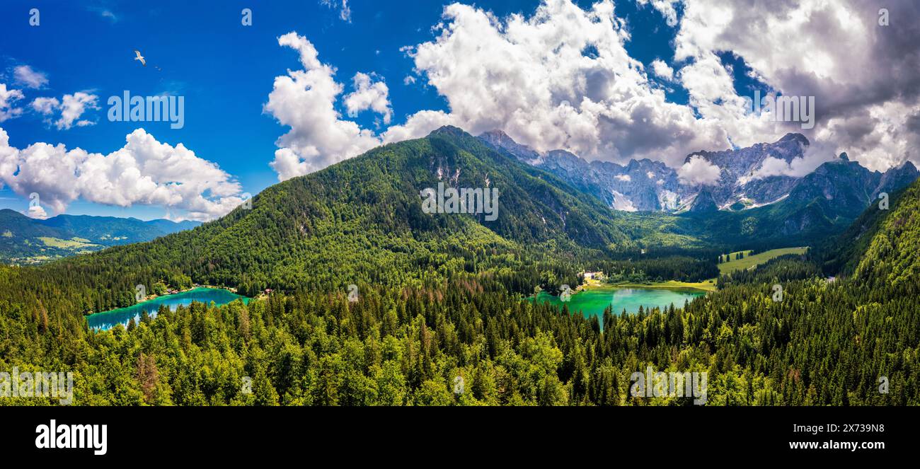 Pittoresque lac Lago Fusine en Italie. Lac Fusine avec pic Mangart sur fond. Destination de voyage populaire de Alpes juliennes. Lieu : Tarvisio comu Banque D'Images