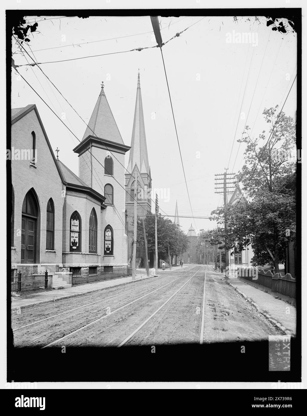 Broadway & Fifth Avenue, Looking East, Knoxville, Tenn., titre de veste., '#2-B' et 'extra' sur négatif., Detroit Publishing Co. no. 039431., Gift ; State Historical Society of Colorado ; 1949, Streets. , Églises. , États-Unis, Tennessee, Knoxville. Banque D'Images